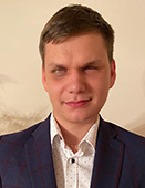 Dawid to dobrze zbudowany chłopak o okrągłej twarzy, z krótkimi włosami z grzywką na prawo i dużymi, podłużnymi ustami.