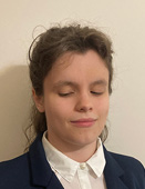 Julita to szczupła dziewczyna w dłuższych włosach falowanych, do ramion, o podłużnej twarzy.