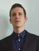 Krystian Ma podłużną twarz i smukłą szyję, czoło płaskie, a włosy krótkie, ciemne i proste.