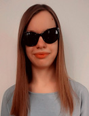 Monika to młoda, szczupła kobieta, ma długie, proste włosy w kolorze naturalny blond, usta duże, pełne. Najczęściej jest widziana w ciemnych okularach.