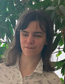 Maja to bardzo szczupła dziewczyna, włosy ma ciemne, proste, krótkie - do połowy szyi, grzywkę na całą długość czoła, usta Wąskie.