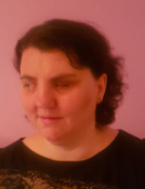 Monika ma owalną twarz, pełne usta i krótkie, ciemne, lekko falowane włosy. Kiedy się uśmiecha, widać dołeczki w policzkach.