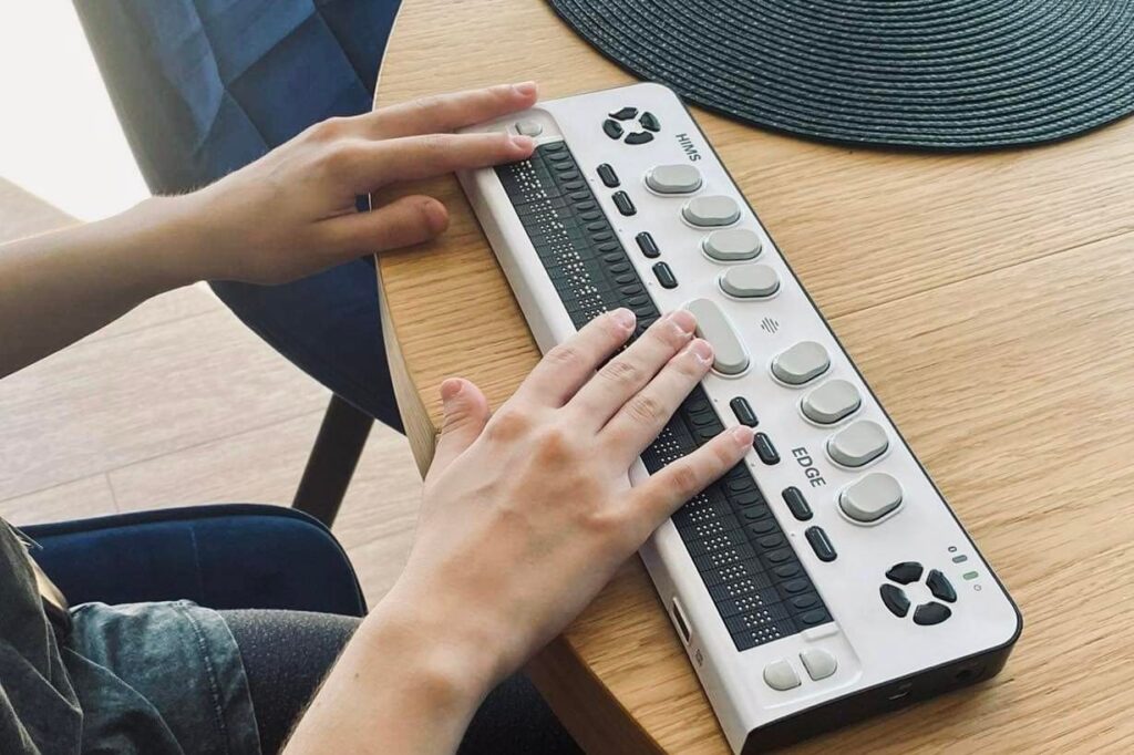 Maja z monitorem brajlowskim