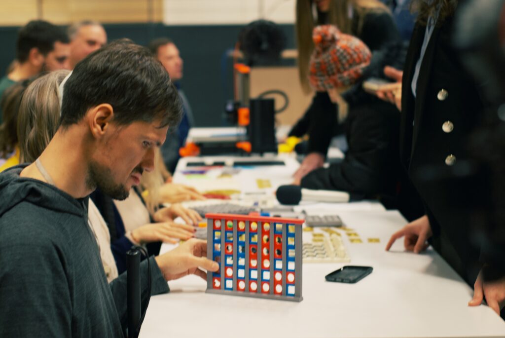 Stół z wydrukami, po jego lewej stronie goście konferencji, po prawej członkowie Zarządu w strojach business attire, czyli w niebieskich koszulach i czarnych spódnicach (lub w spodniach w przypadku pana prezesa :) ) Dziewczyny włożyły także czarne szpilki.